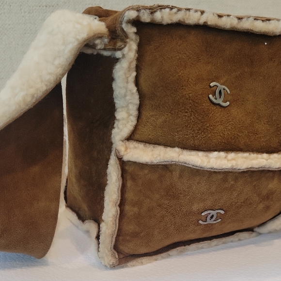 Chanel Leather & Sherpa Wool Shoulder Bag - Picture 5 of 14